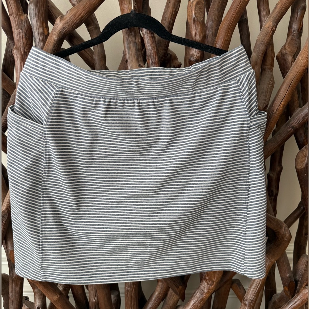 EUC. Talbots petite large skirt with built-in shorts.